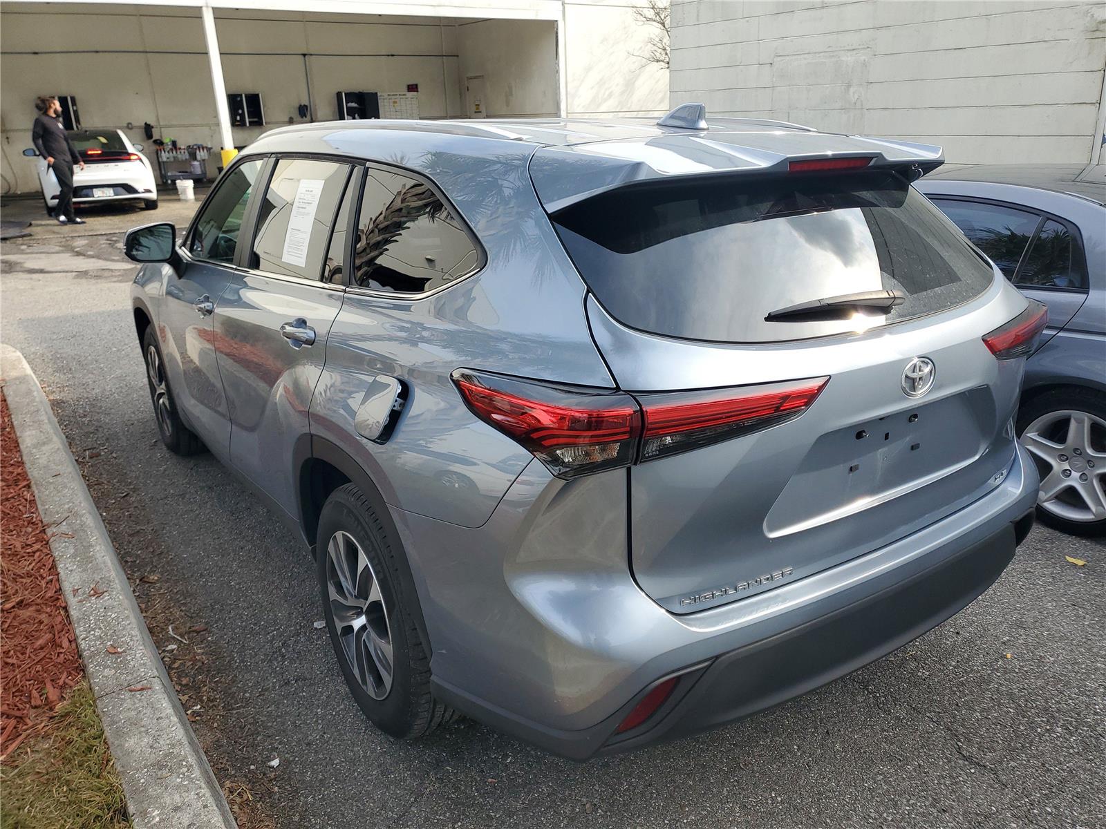 2023 Toyota Highlander XLE photo 2