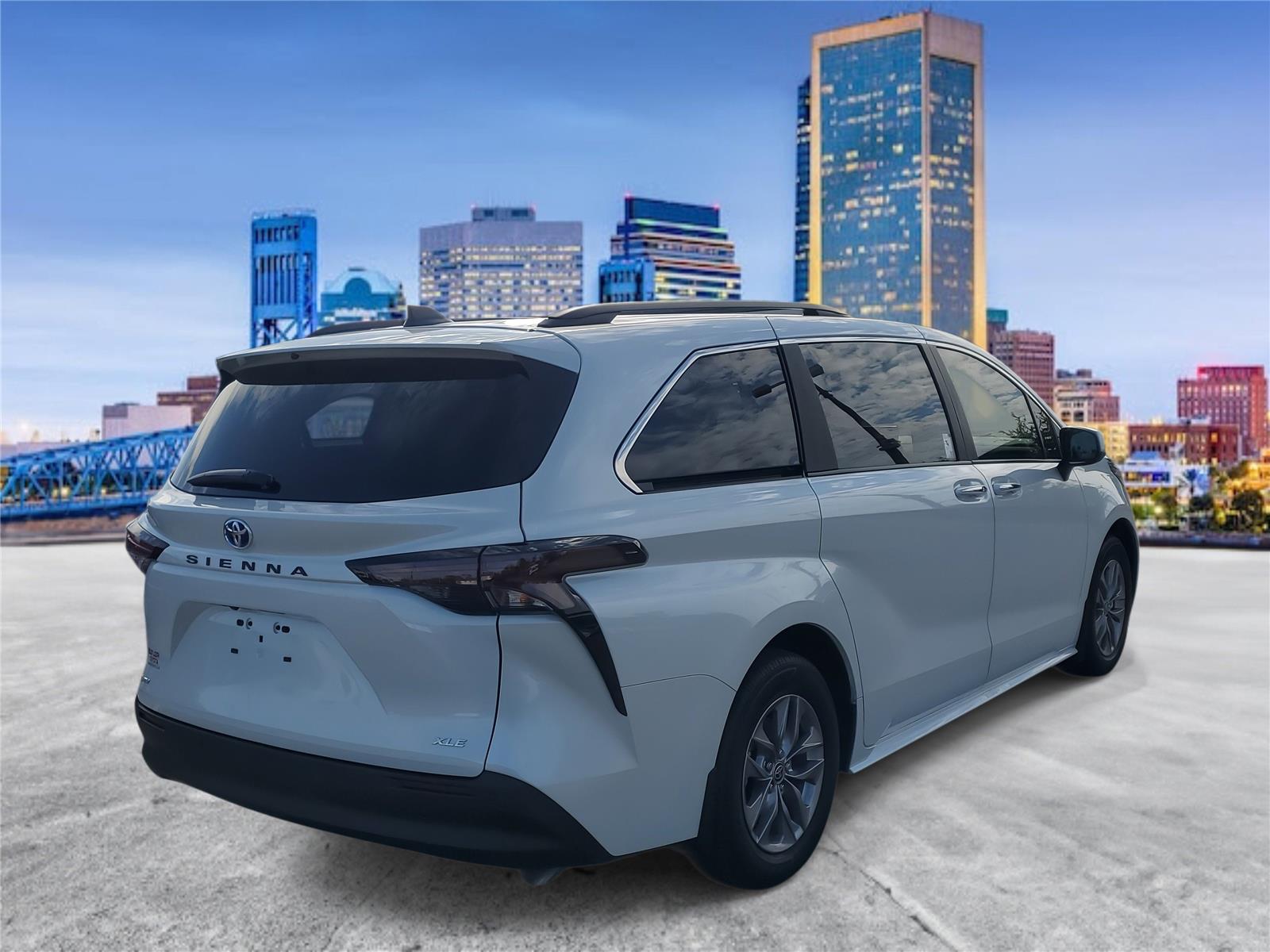 2025 Toyota Sienna XLE photo 3