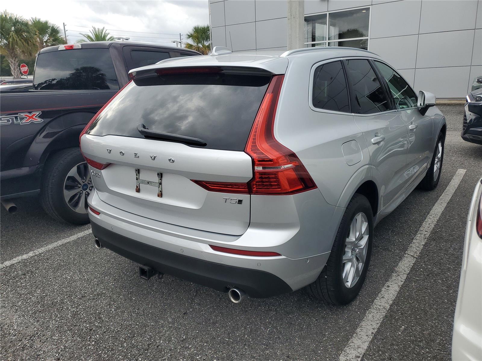 2019 Volvo XC60 Momentum photo 3