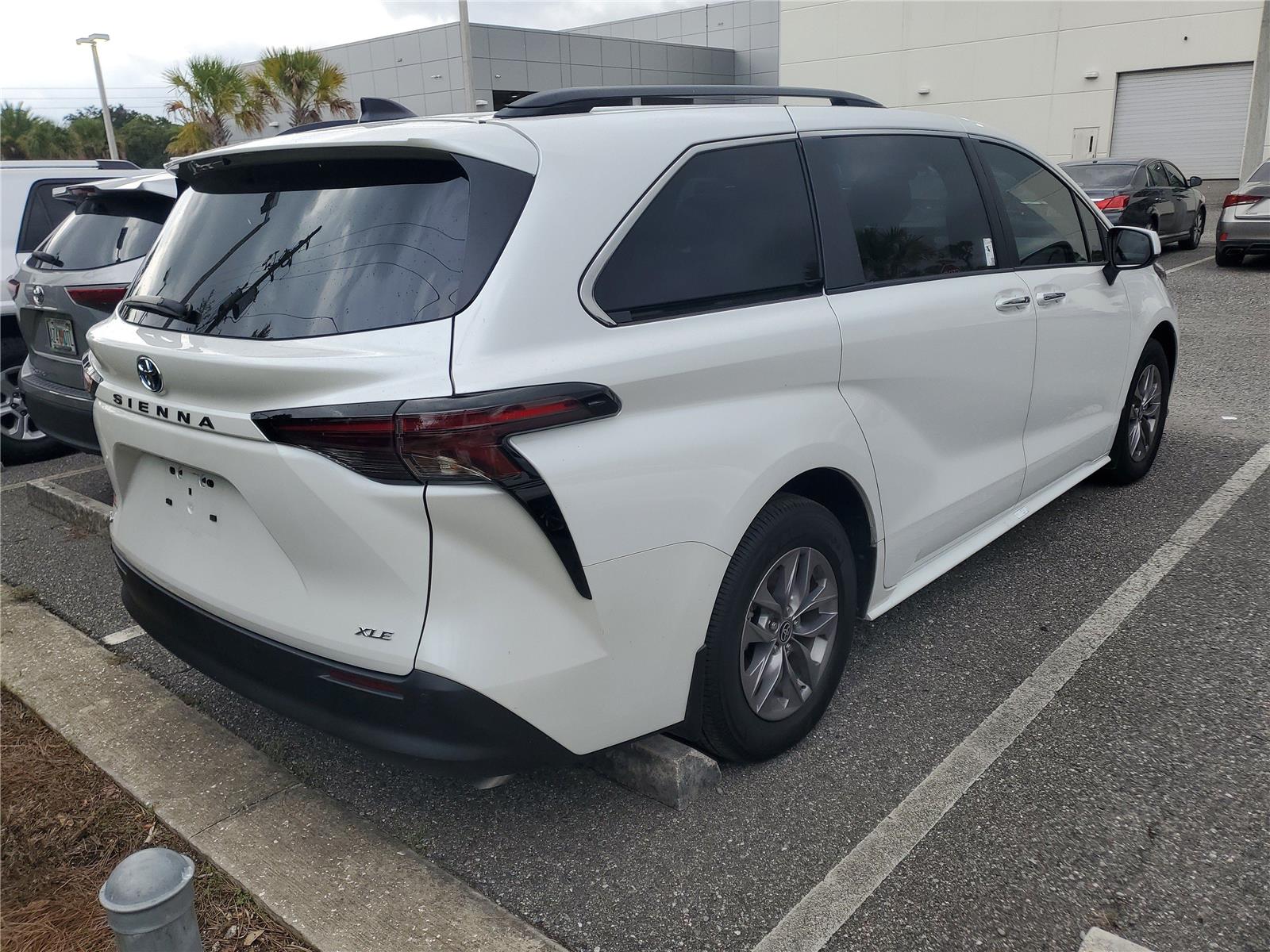 2025 Toyota Sienna XLE photo 3