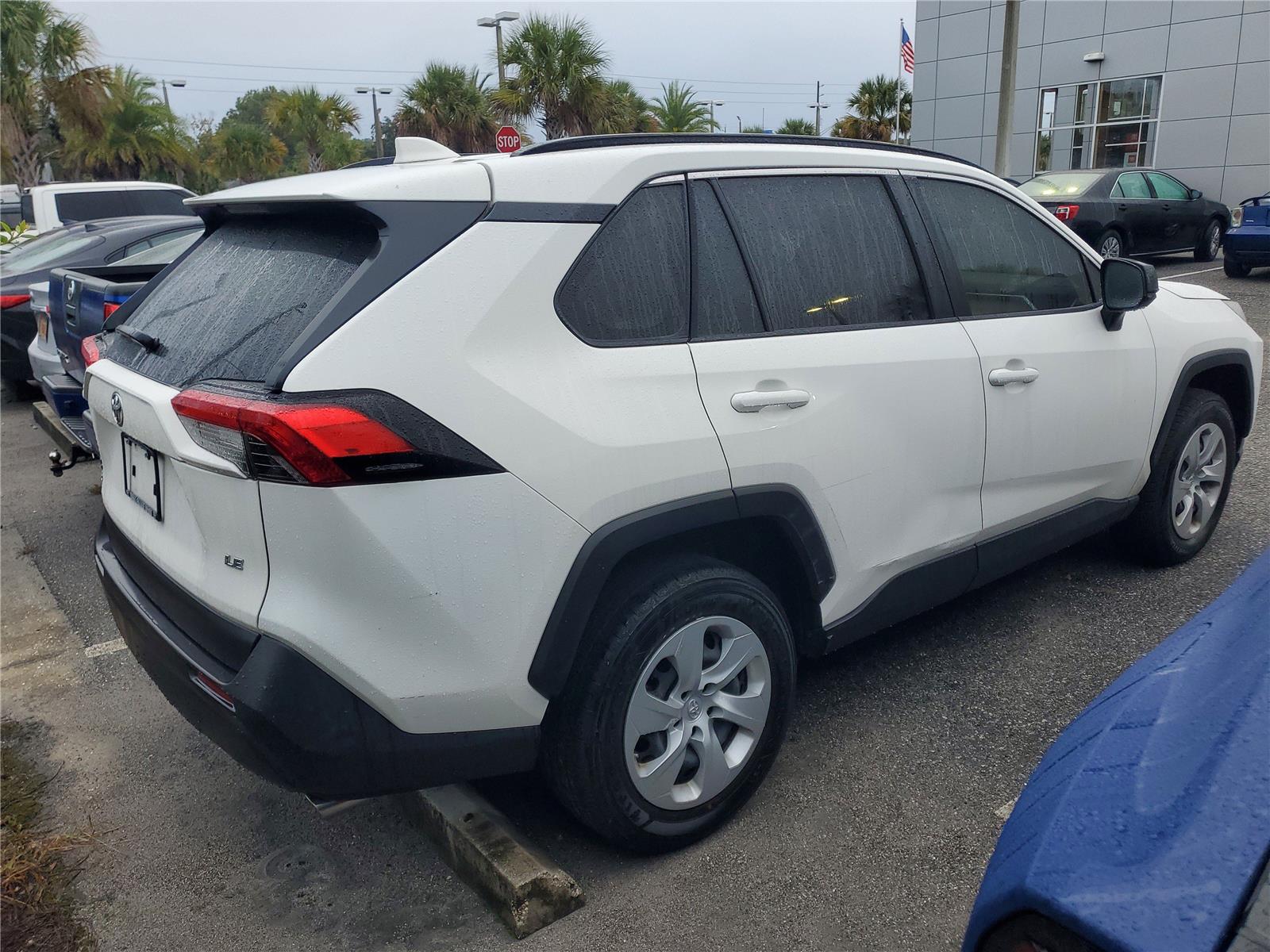 2020 Toyota RAV4 LE photo 3