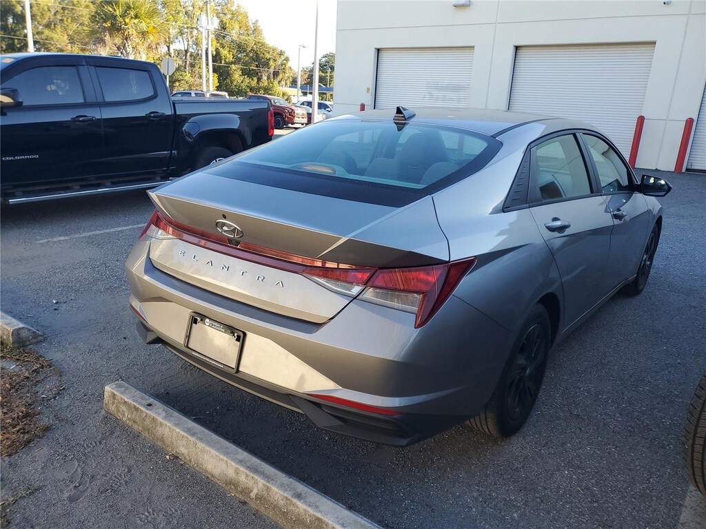 2022 Hyundai Elantra SEL Convenience photo 4