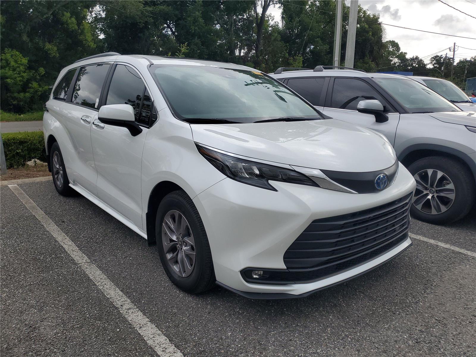 2025 Toyota Sienna XLE photo 4