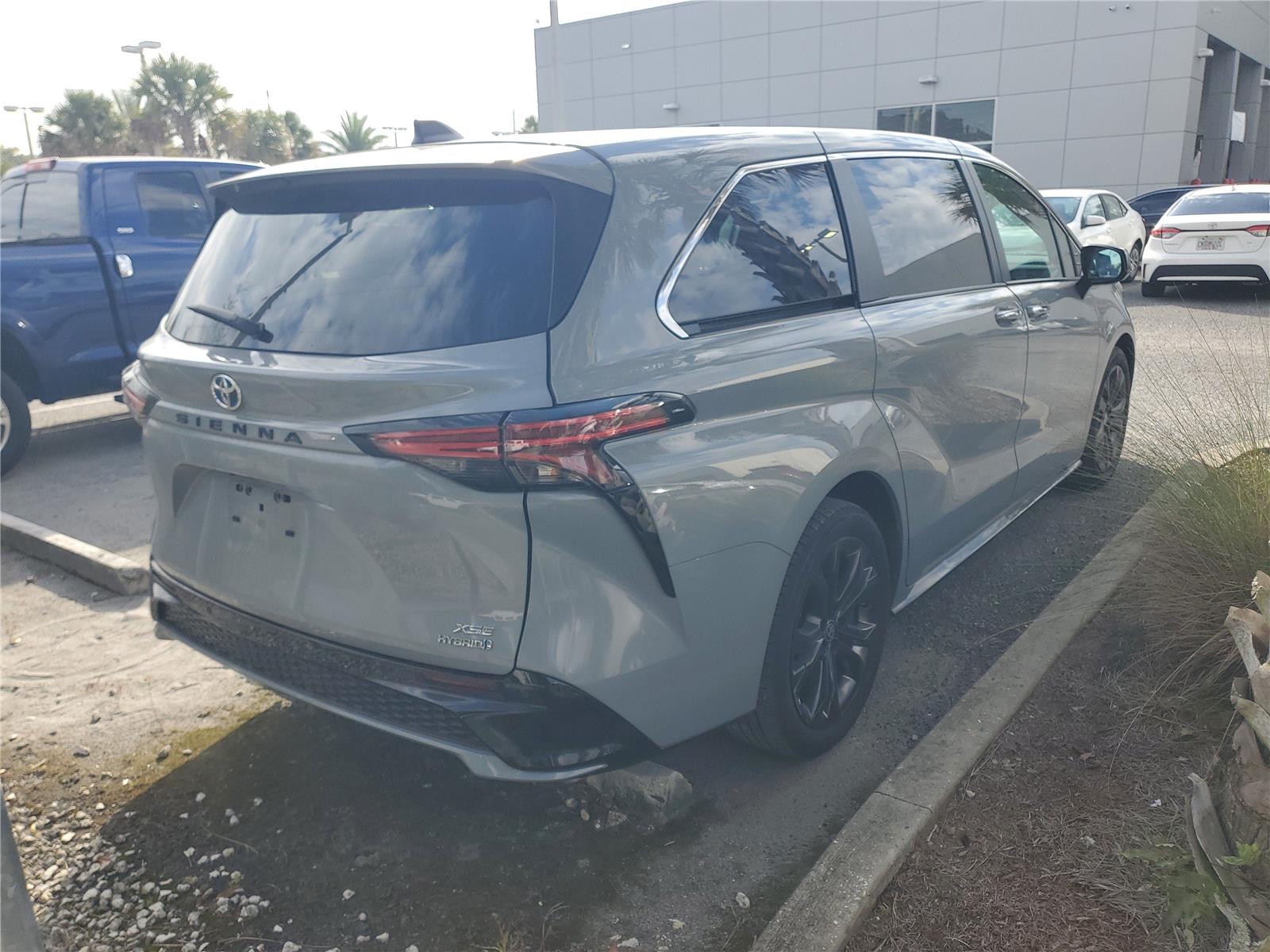 2024 Toyota Sienna XSE photo 3