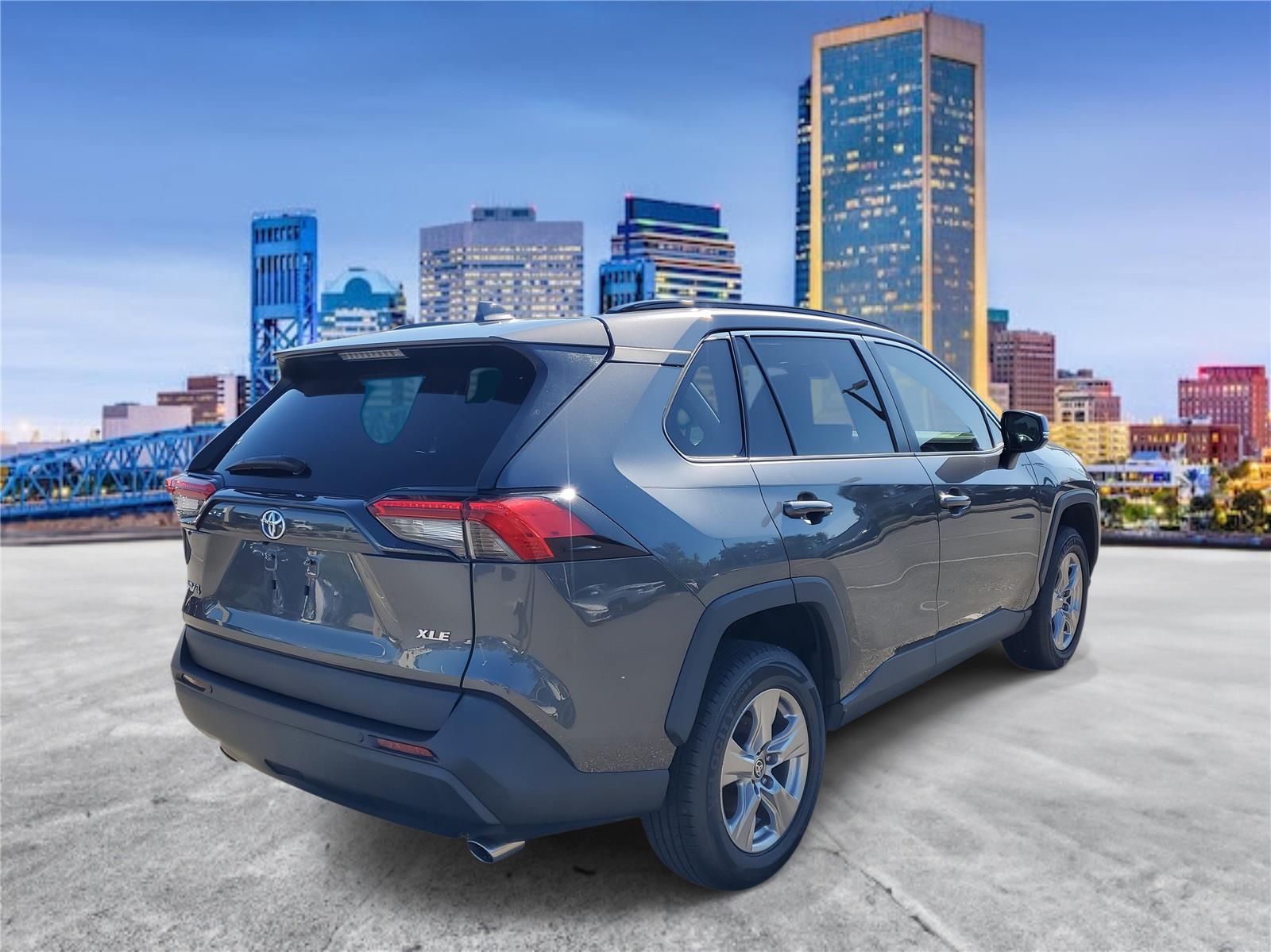 2022 Toyota RAV4 XLE photo 2