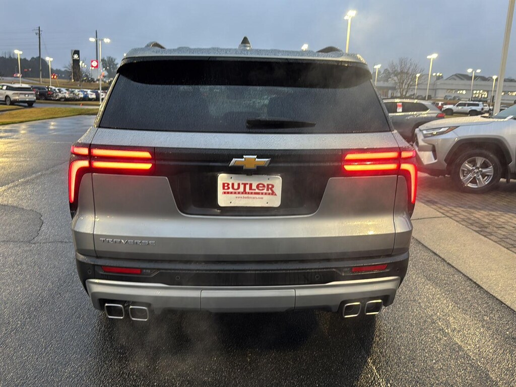 Used 2025 Chevrolet Traverse FWD LT SUV