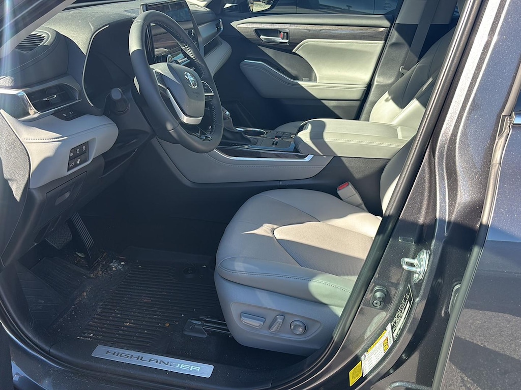 Used 2025 Toyota Highlander Limited SUV
