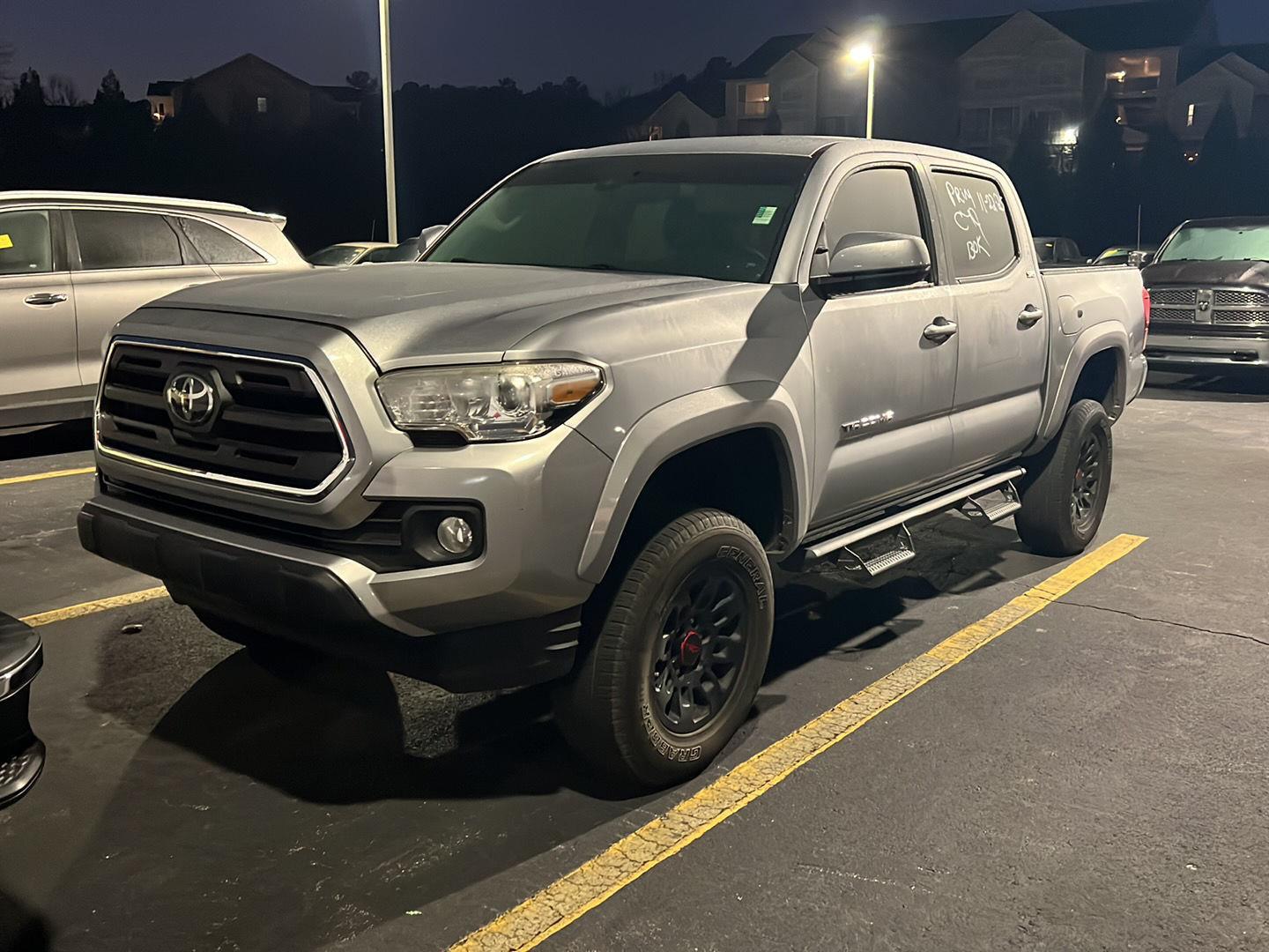 2019 Toyota Tacoma SR5 V6 photo 2
