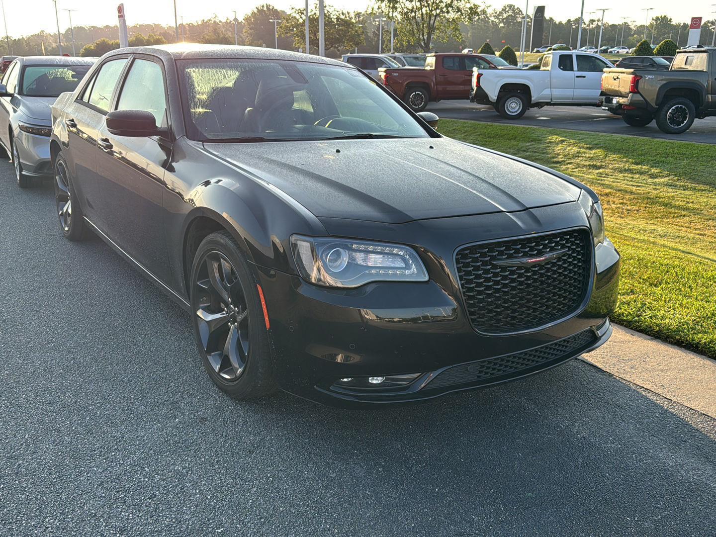 2023 Chrysler 300 photo 2