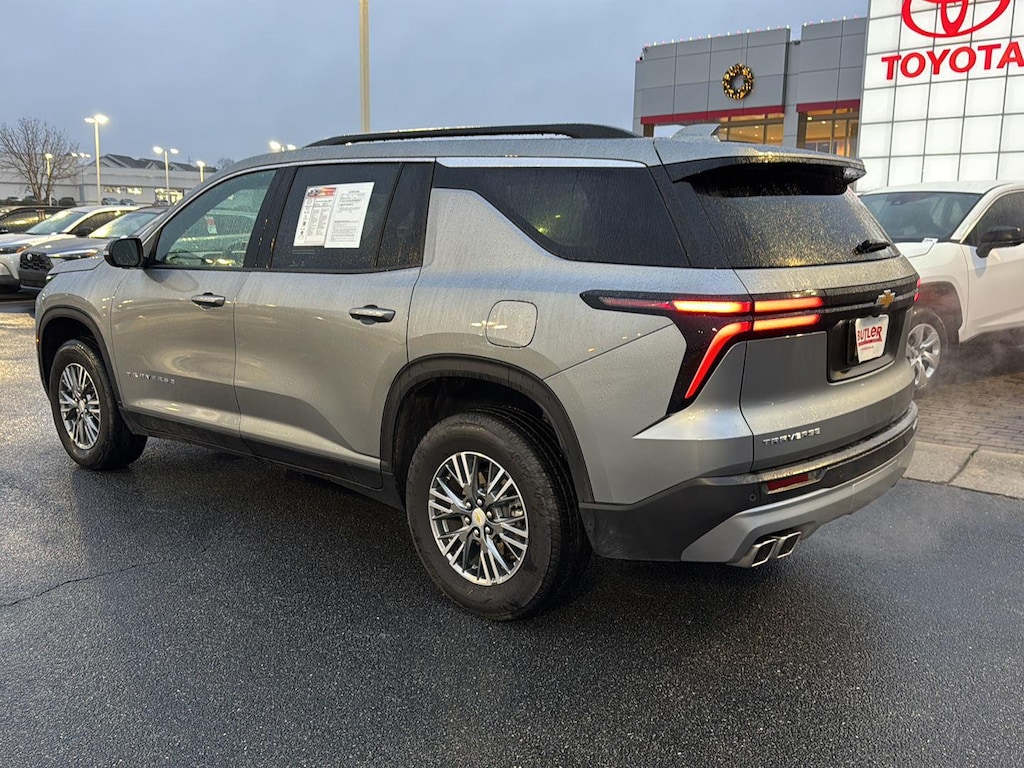 Used 2025 Chevrolet Traverse FWD LT SUV