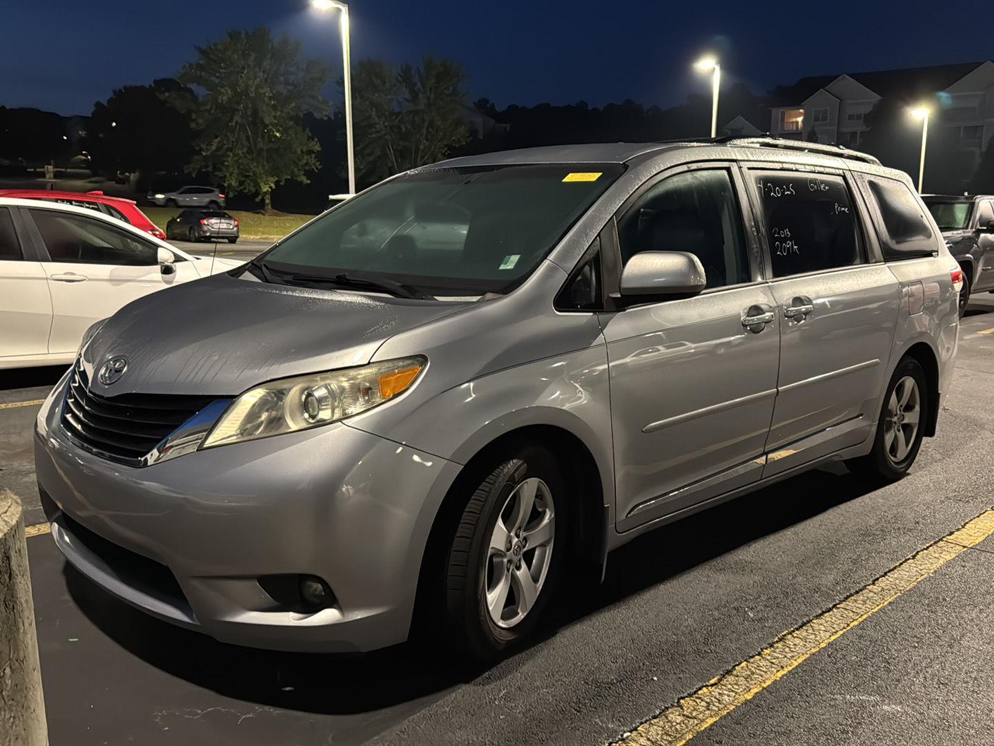 2013 Toyota Sienna LE photo 2