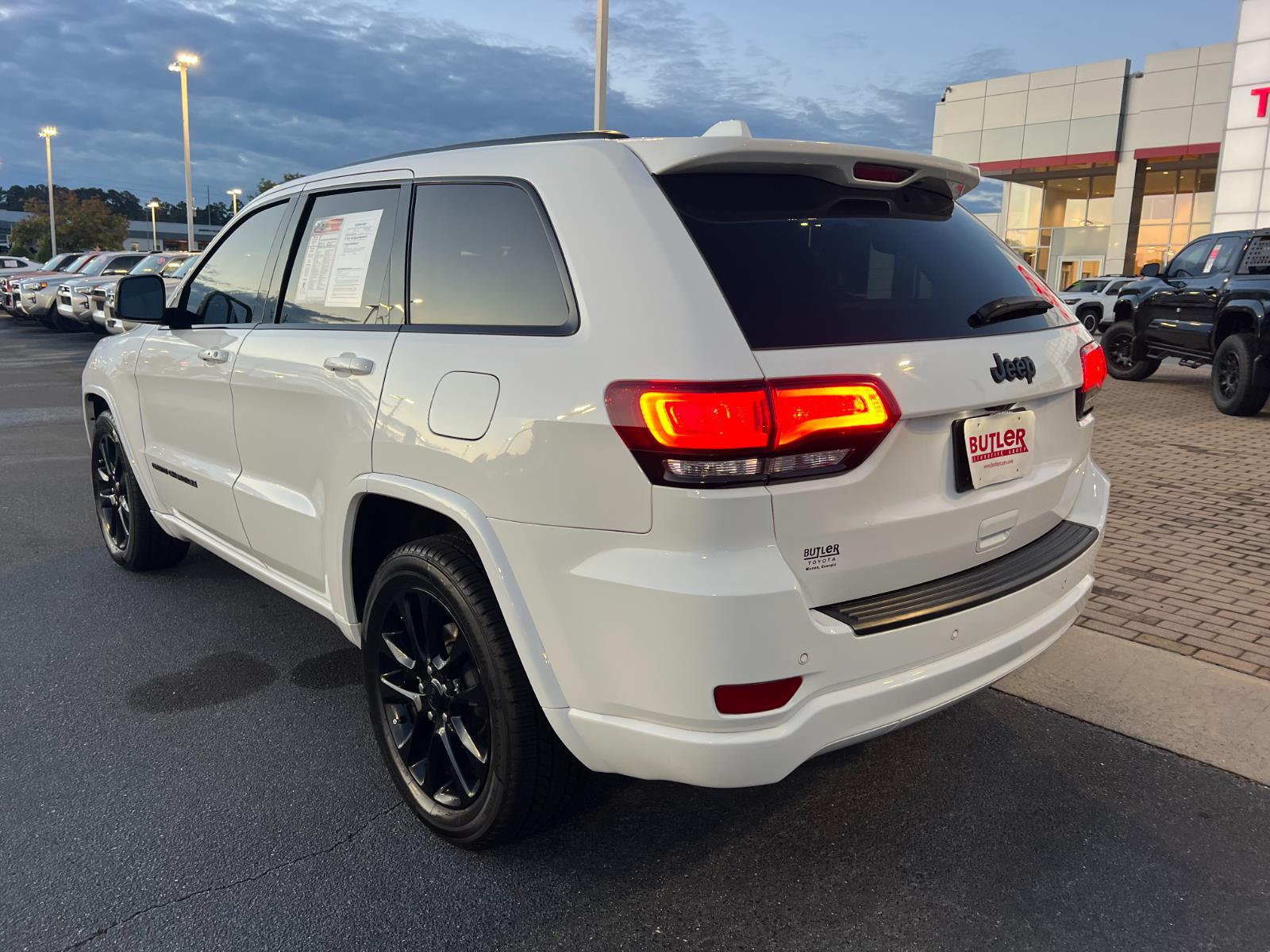 2021 Jeep Grand Cherokee Laredo X photo 2