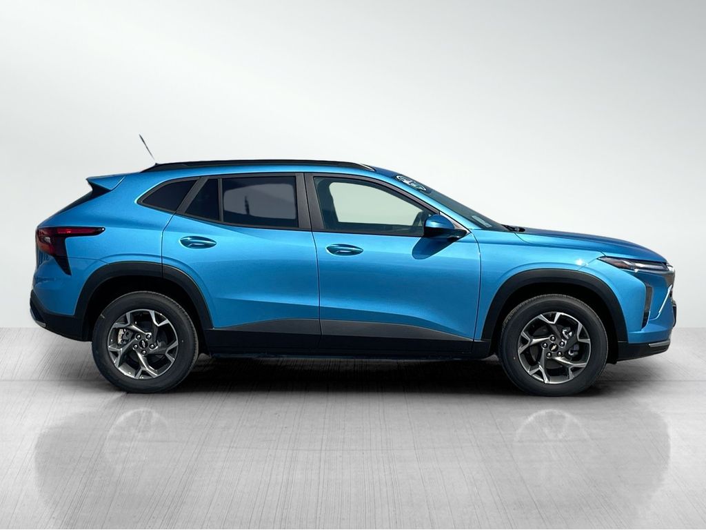 2025 Chevrolet Trax LT photo 2
