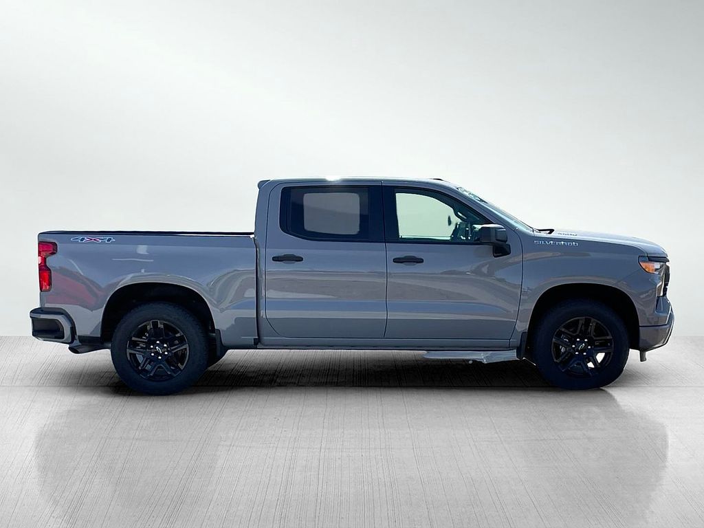 2025 Chevrolet Silverado 1500 Custom photo 2
