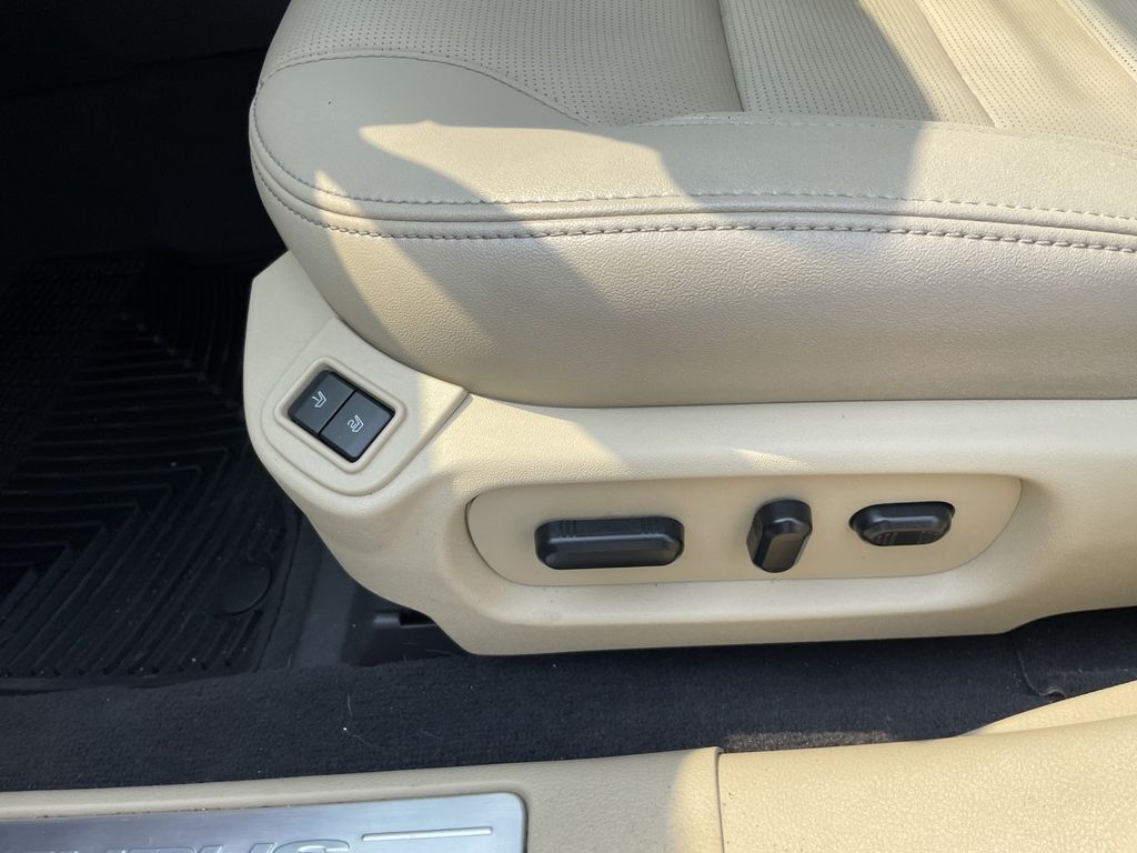 2019 Ford Taurus Limited - Photo 17