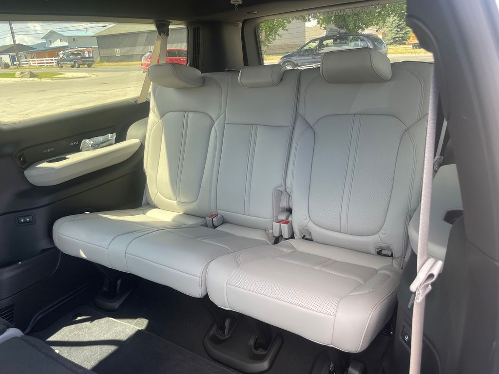 2025 Jeep Wagoneer L Series I - Photo 11
