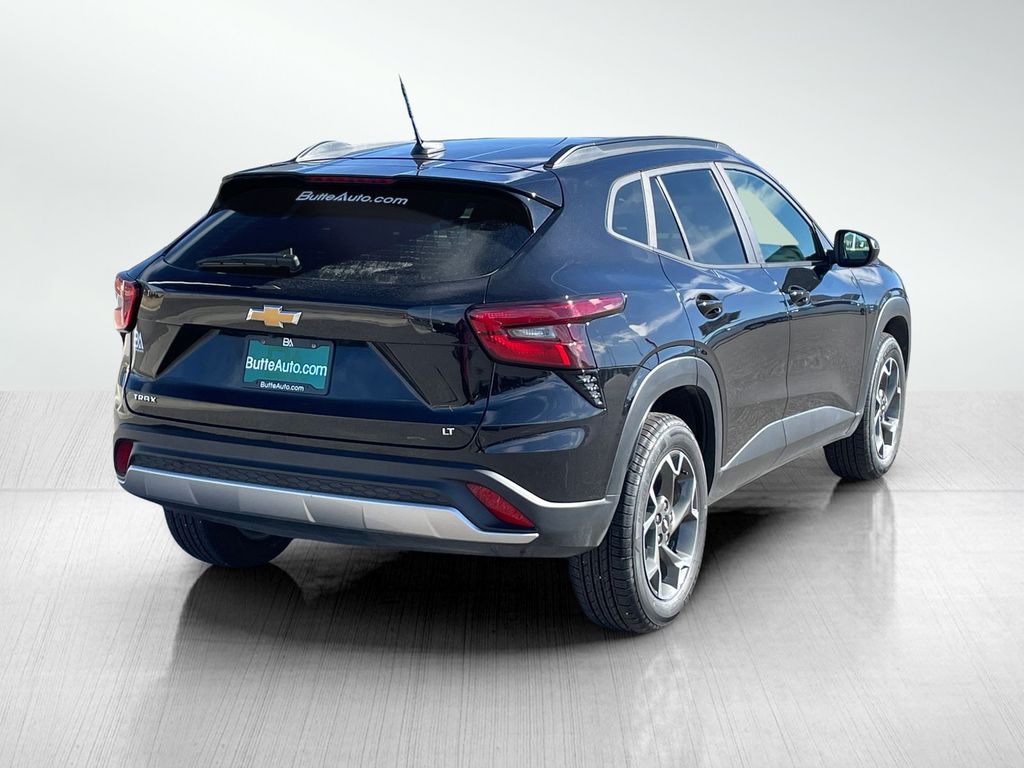 2025 Chevrolet Trax LT photo 3