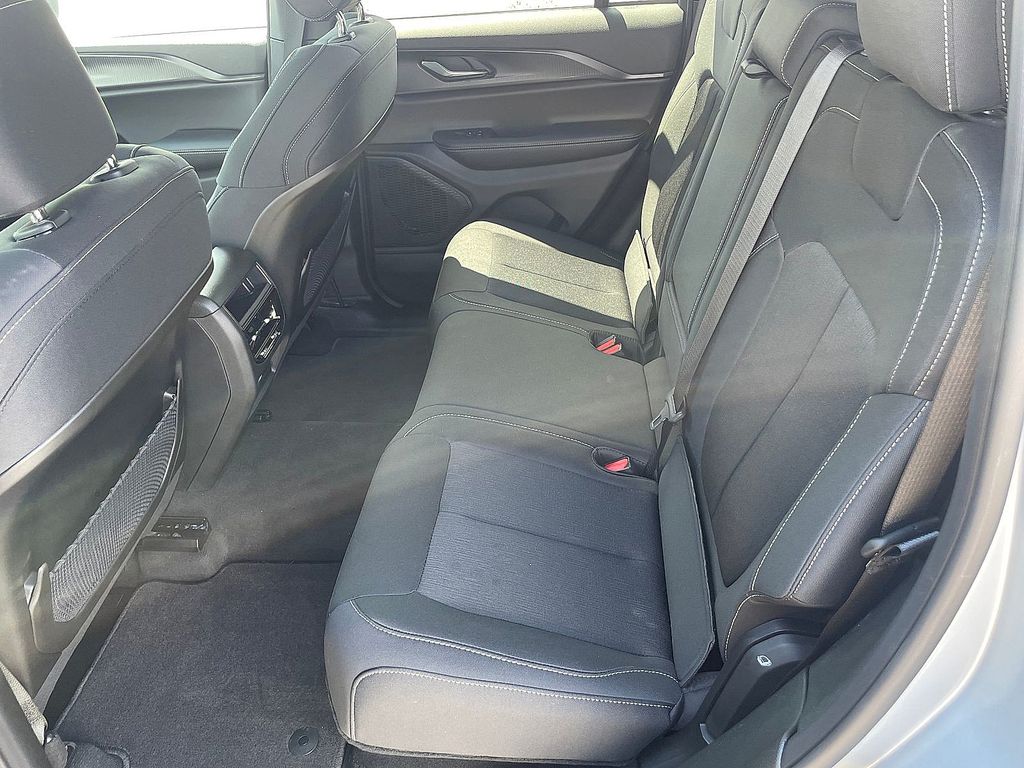 2025 Jeep Grand Cherokee Laredo - Photo 10