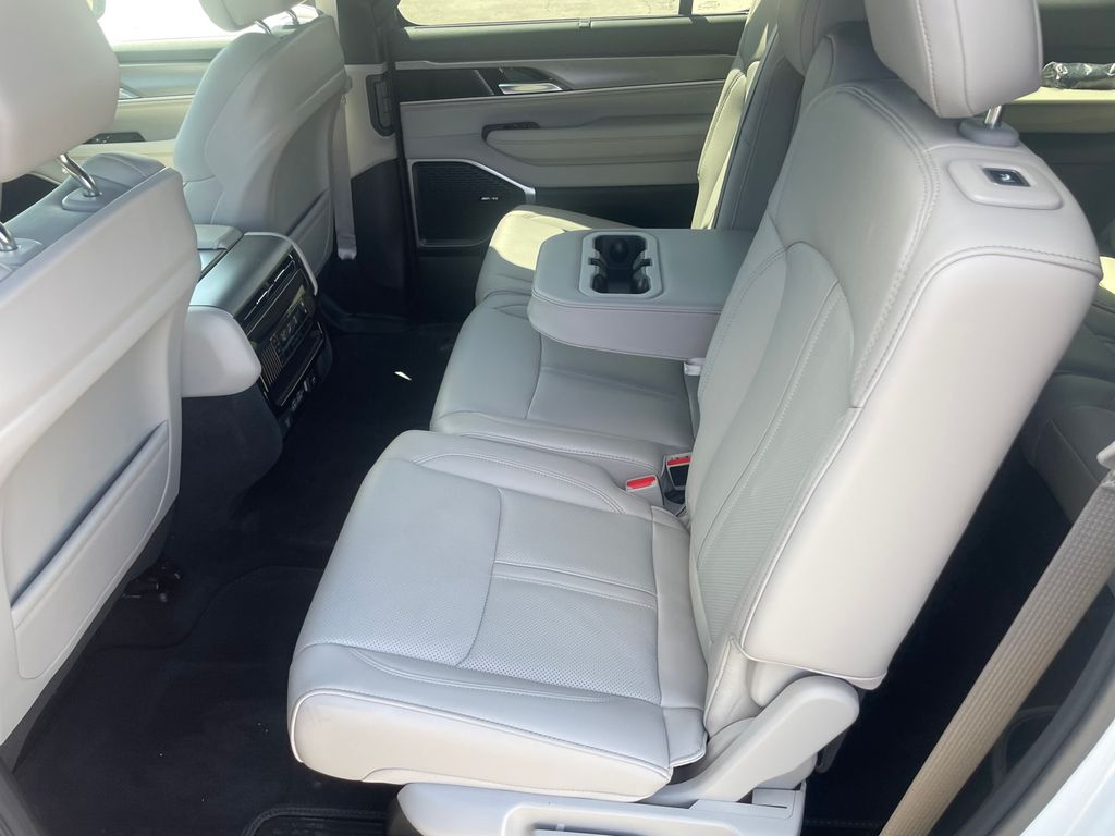 2025 Jeep Wagoneer L Series I - Photo 13