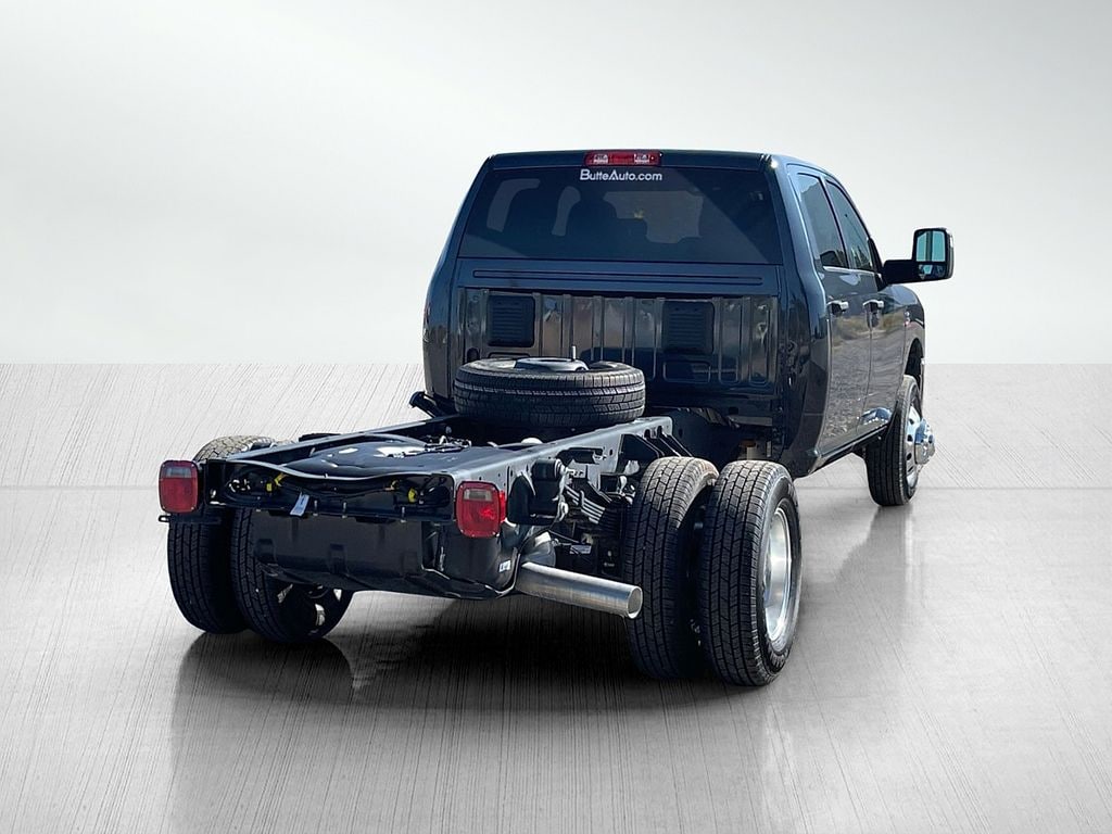 New 2025 Ram 3500 Chassis Cab 3500 TRADESMAN CREW CAB CHASSIS 4X4 60' CA Pickup