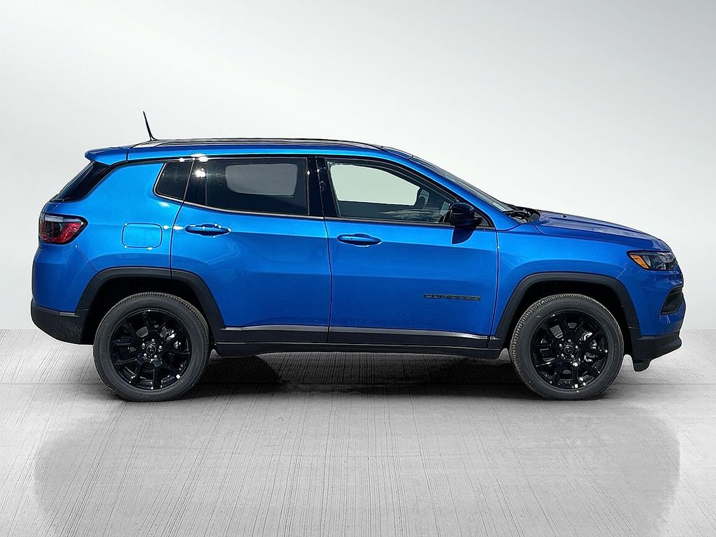 2025 Jeep Compass Latitude Altitude Special Edition photo 2