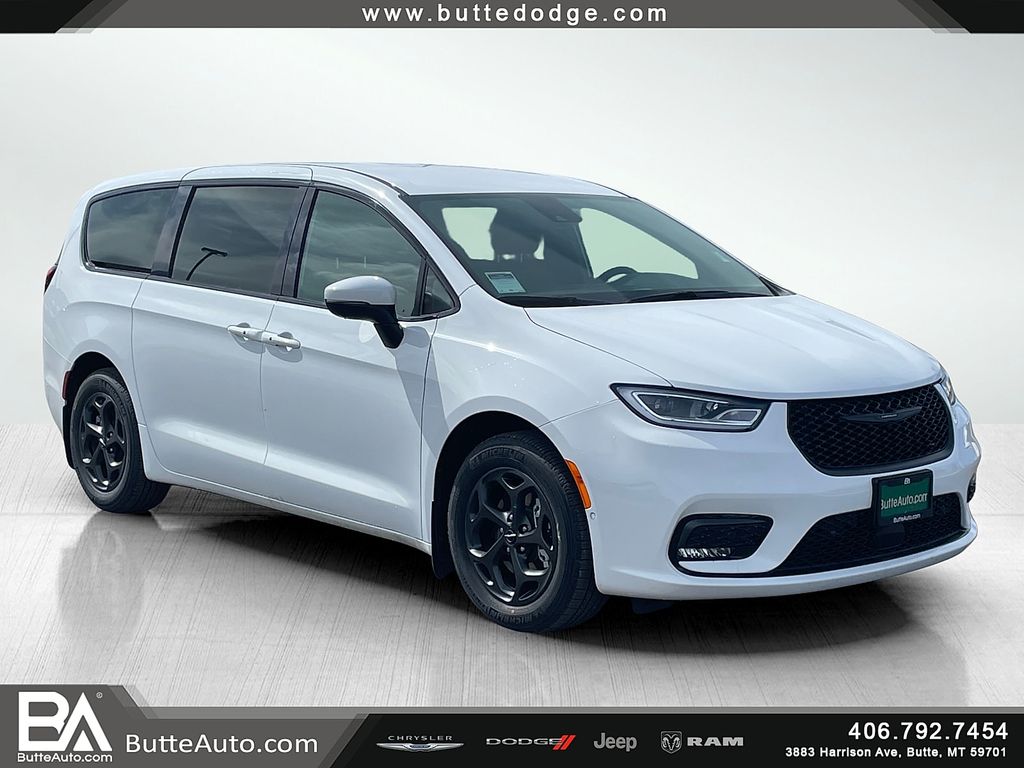 2023 Chrysler Pacifica Hybrid Touring L's photo
