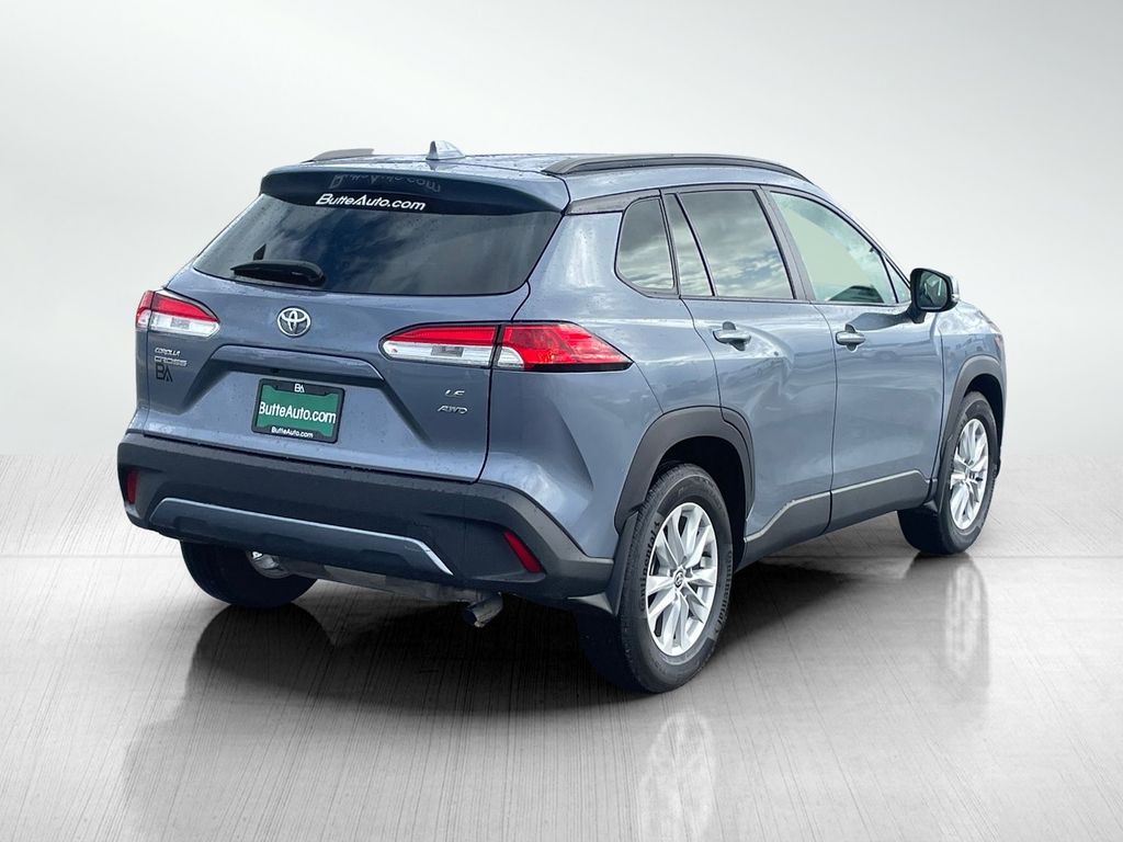 2022 Toyota Corolla Cross LE photo 3
