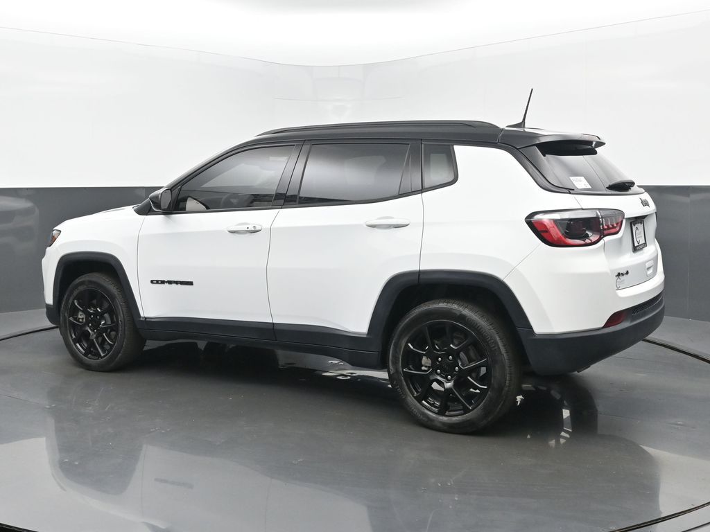 2024 Jeep Compass Latitude photo 2