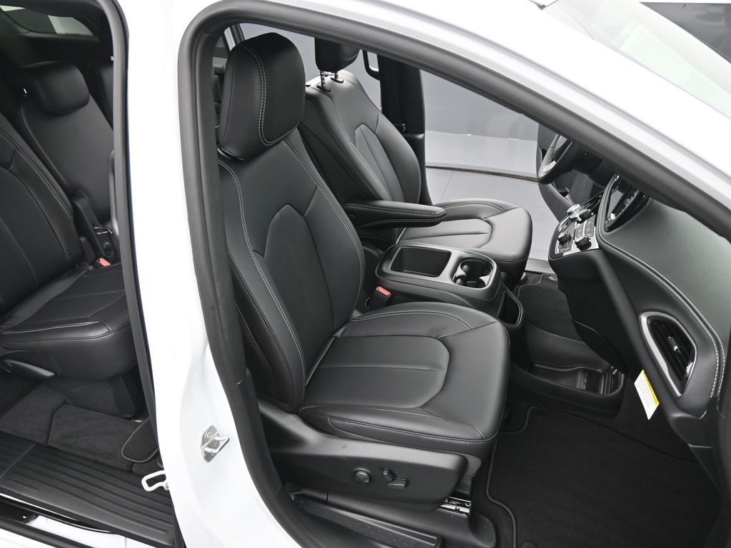 2026 Chrysler Pacifica Select - Photo 19