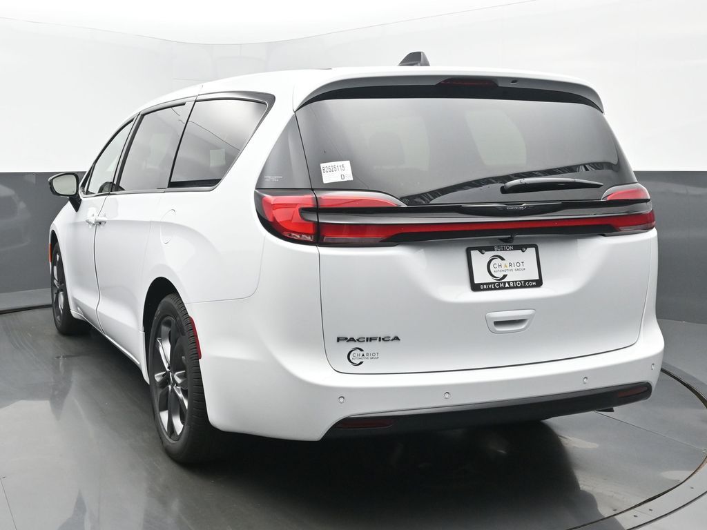 2026 Chrysler Pacifica photo 4
