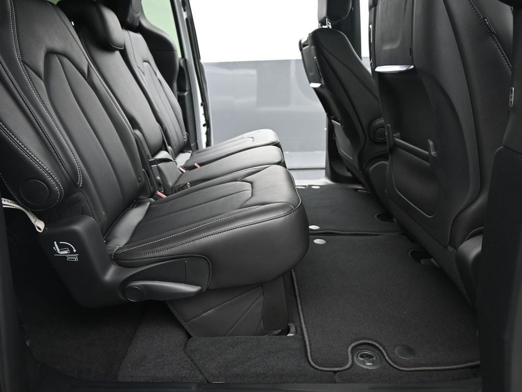 2026 Chrysler Pacifica Select - Photo 15