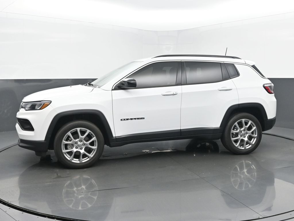 2022 Jeep Compass Latitude Lux photo 2