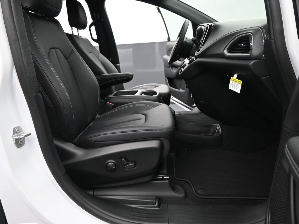 2026 Chrysler Pacifica Select - Photo 18