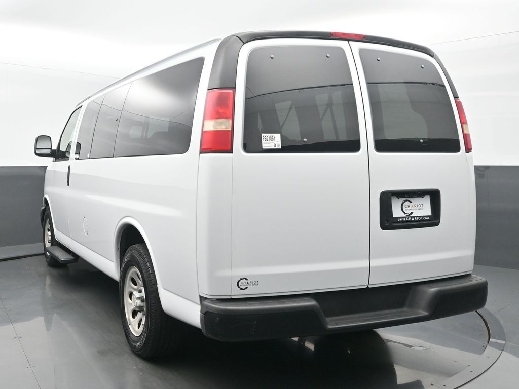 2009 Chevrolet Express 1500 Work Van photo 3