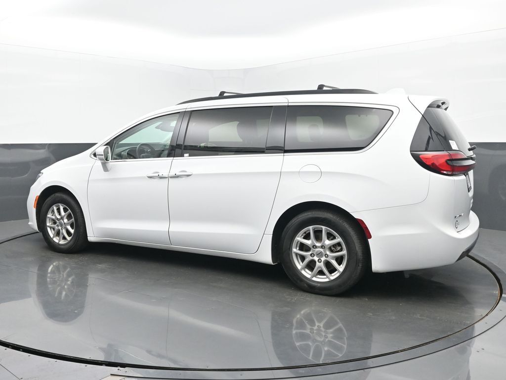2022 Chrysler Pacifica Touring L photo 3