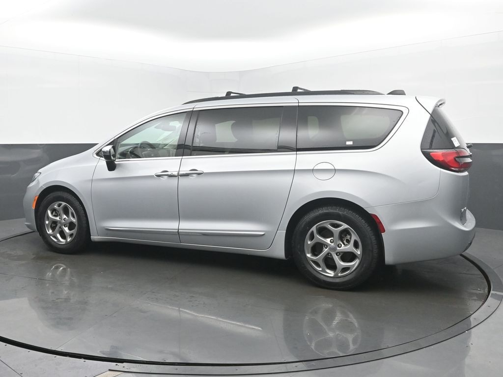 Used 2023 Chrysler Pacifica Limited Minivan/Van