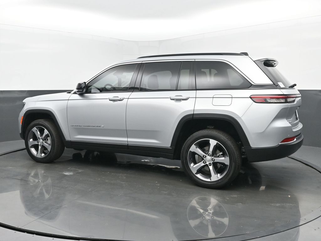 2025 Jeep Grand Cherokee Limited photo 3
