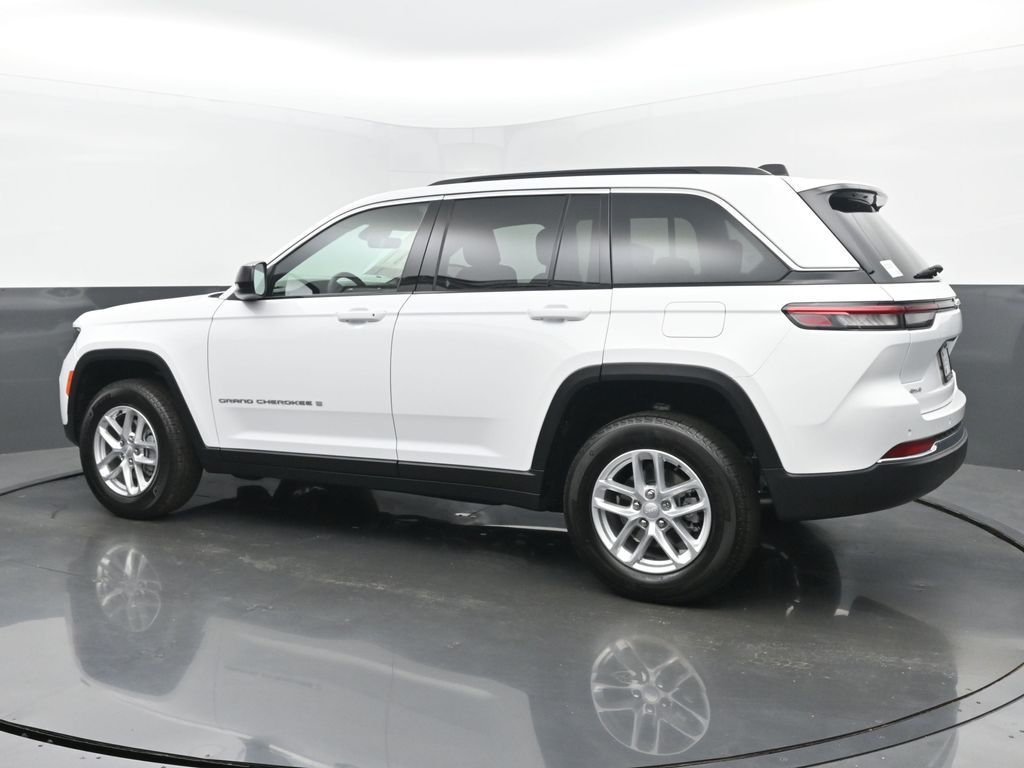 2025 Jeep Grand Cherokee Laredo photo 3