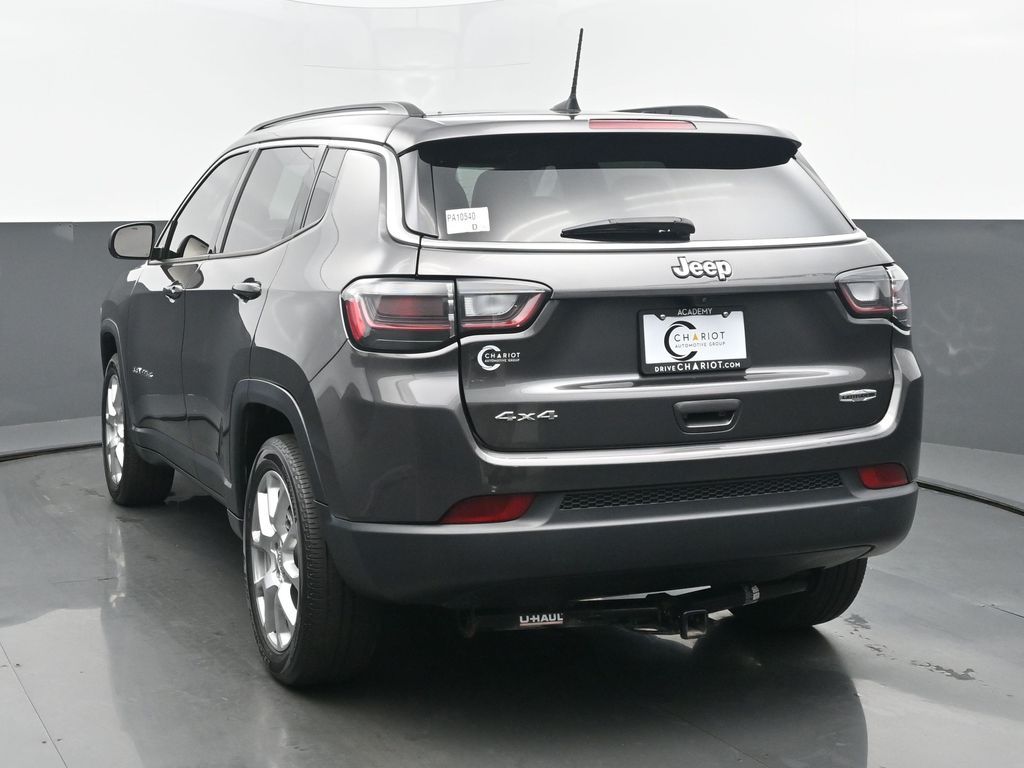 2022 Jeep Compass Latitude Lux photo 3