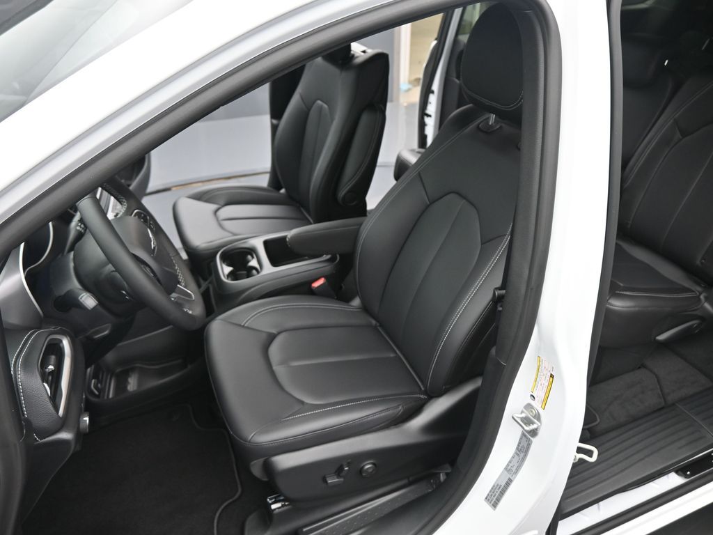 2026 Chrysler Pacifica Select - Photo 11