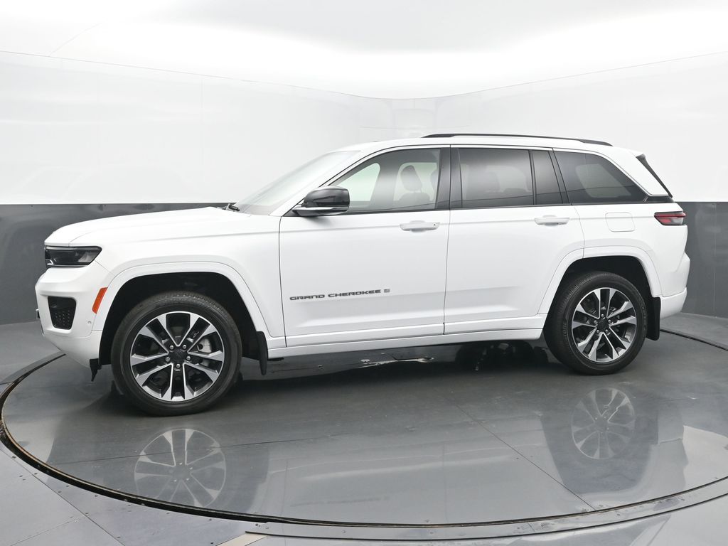 2023 Jeep Grand Cherokee Overland photo 2
