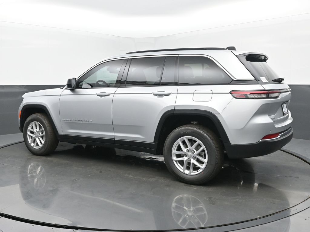 2025 Jeep Grand Cherokee Laredo photo 3