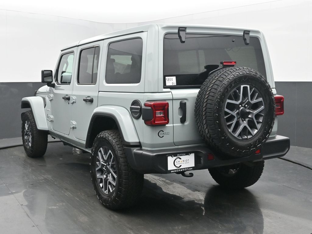2024 Jeep Wrangler Sahara photo 3