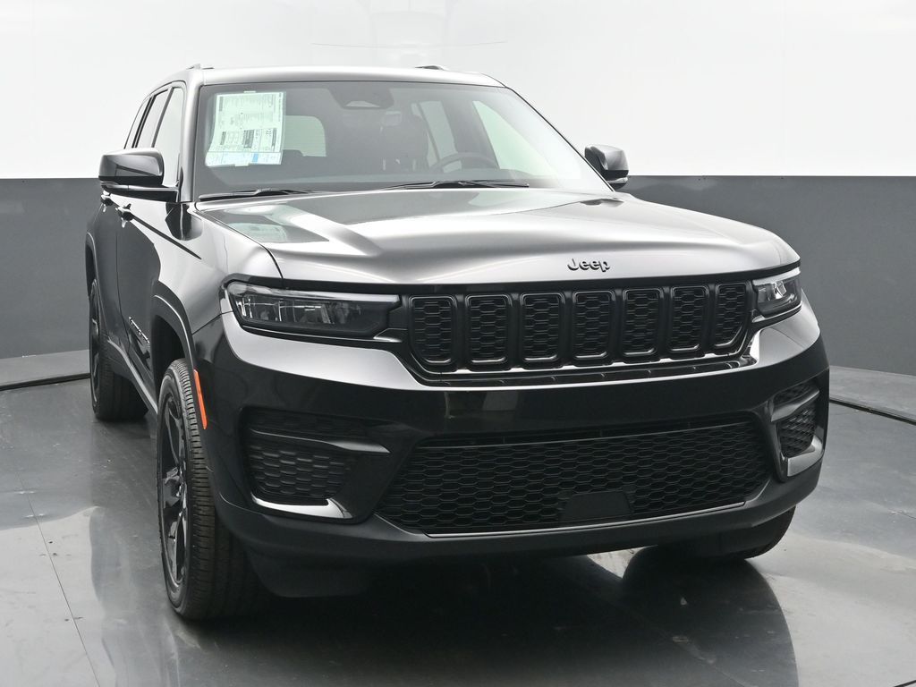 2025 Jeep Grand Cherokee Laredo Altitude photo 4