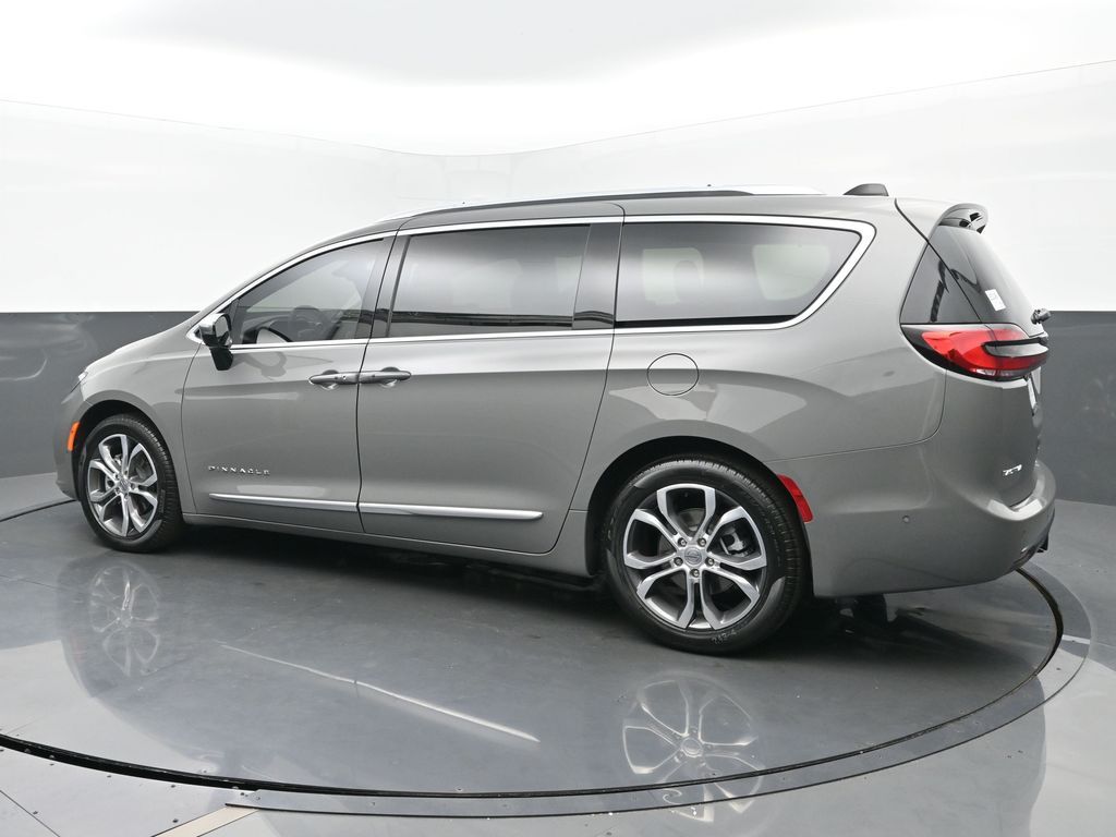 2025 Chrysler Pacifica Pinnacle photo 3