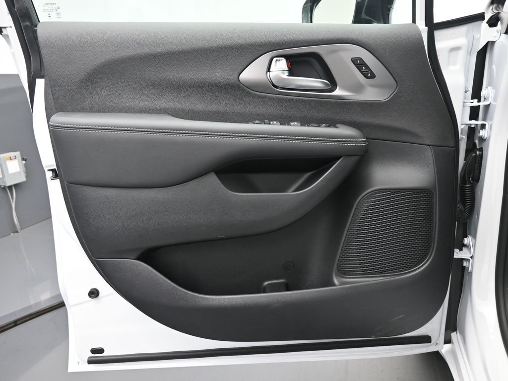 2026 Chrysler Pacifica Select - Photo 12
