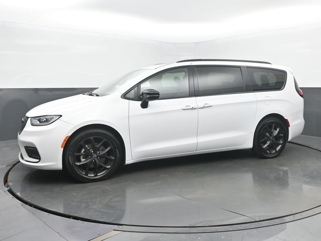 Used 2025 Chrysler Pacifica Limited Minivan/Van