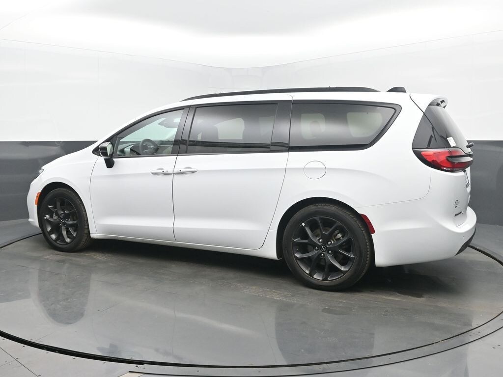 Used 2025 Chrysler Pacifica Limited Minivan/Van