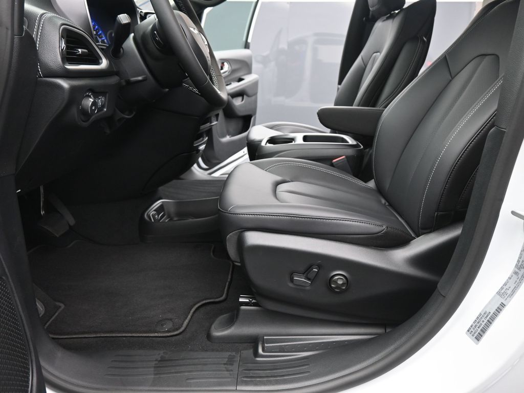 2026 Chrysler Pacifica Select - Photo 10