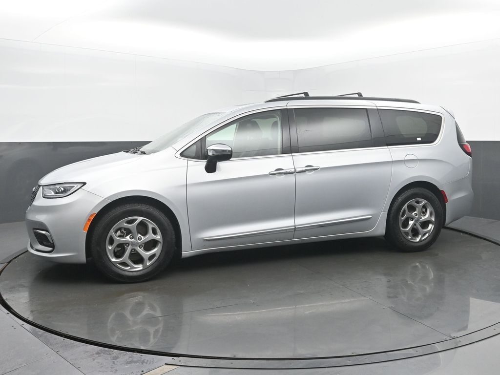 Used 2023 Chrysler Pacifica Limited Minivan/Van